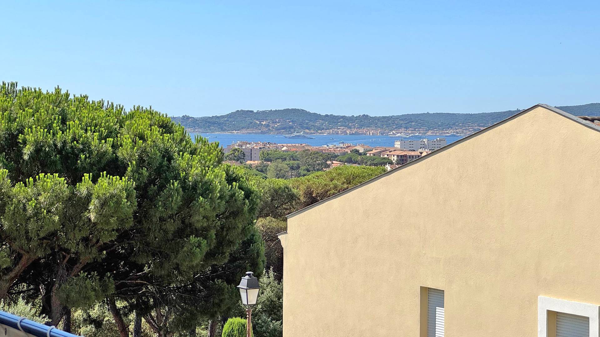 Les Pins Bleus  (  )