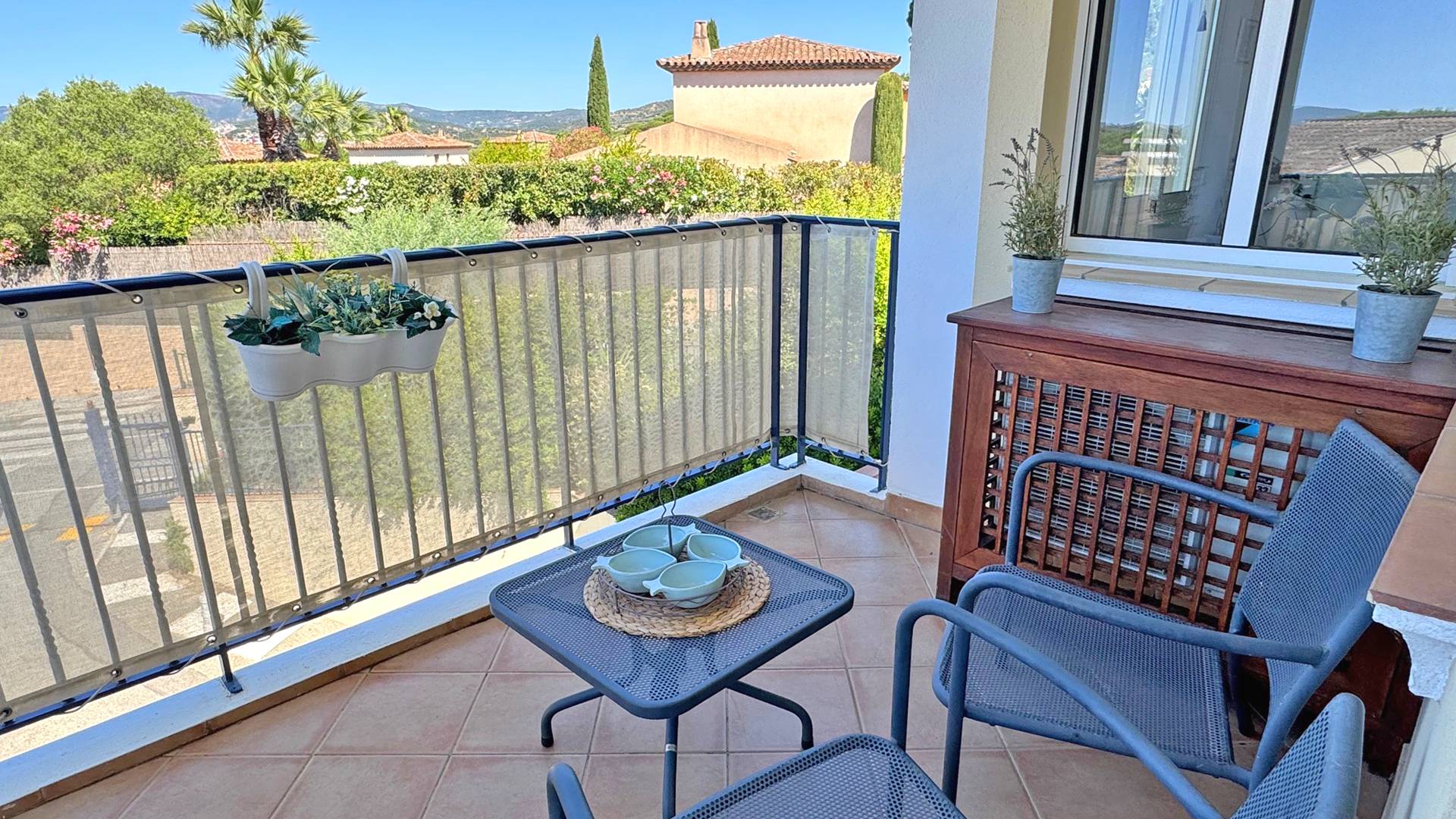 Les Pins Bleus  (  )