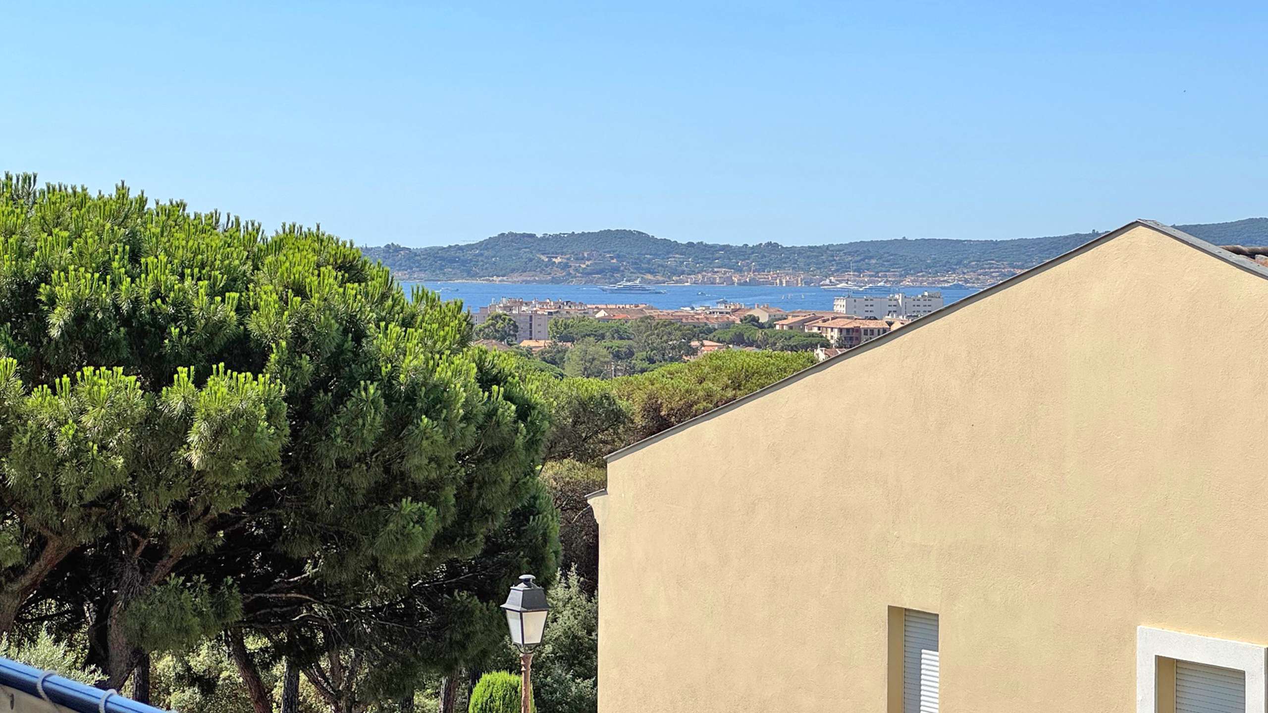 Les Pins Bleus ( )