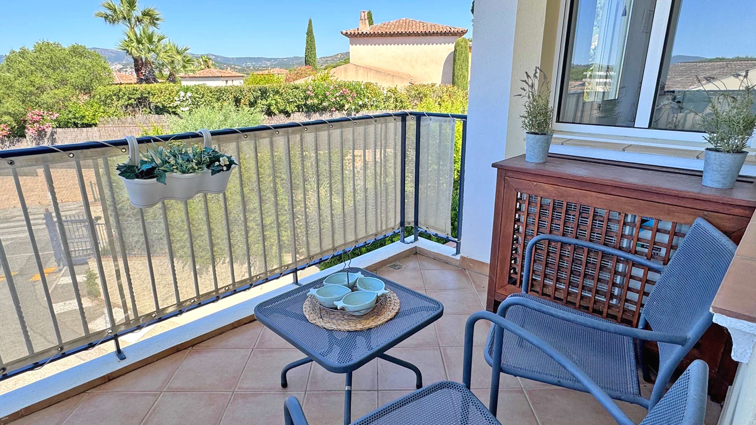 Les Pins Bleus ( )