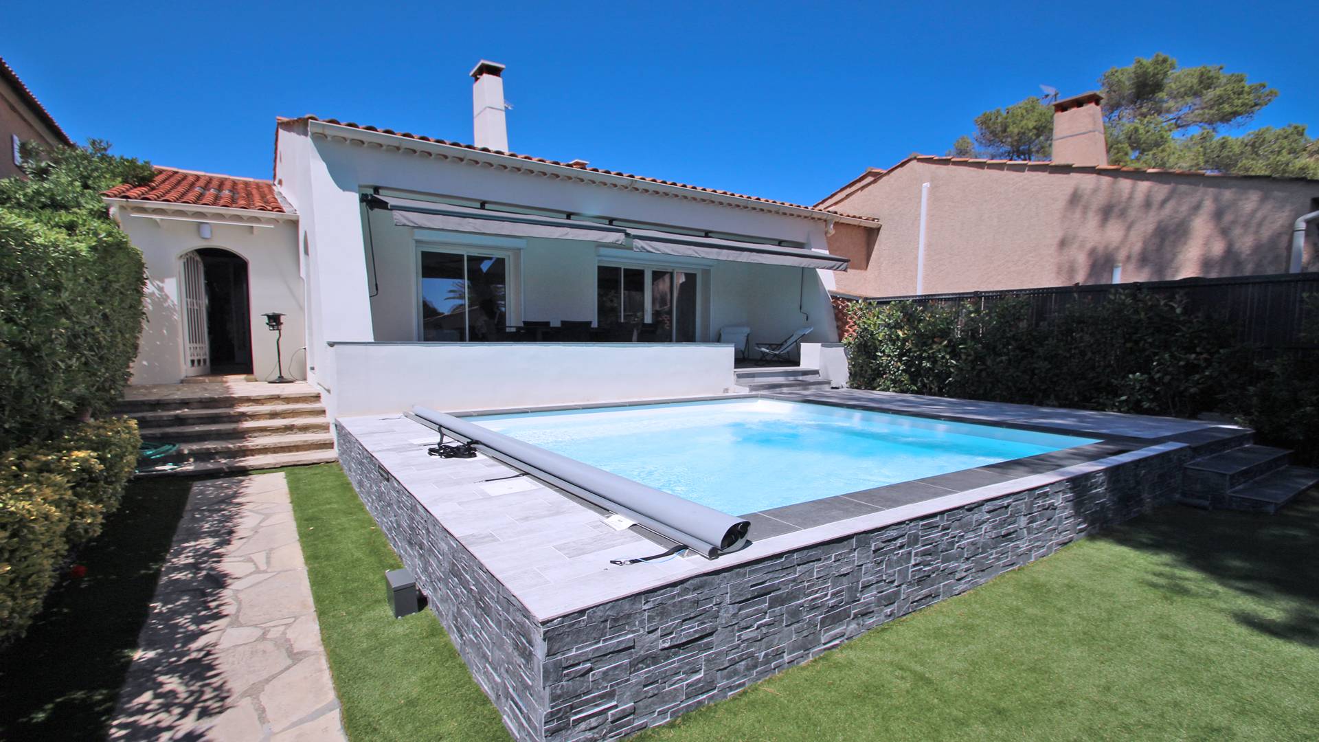 Location Villa avec piscine LES ISSAMBRES